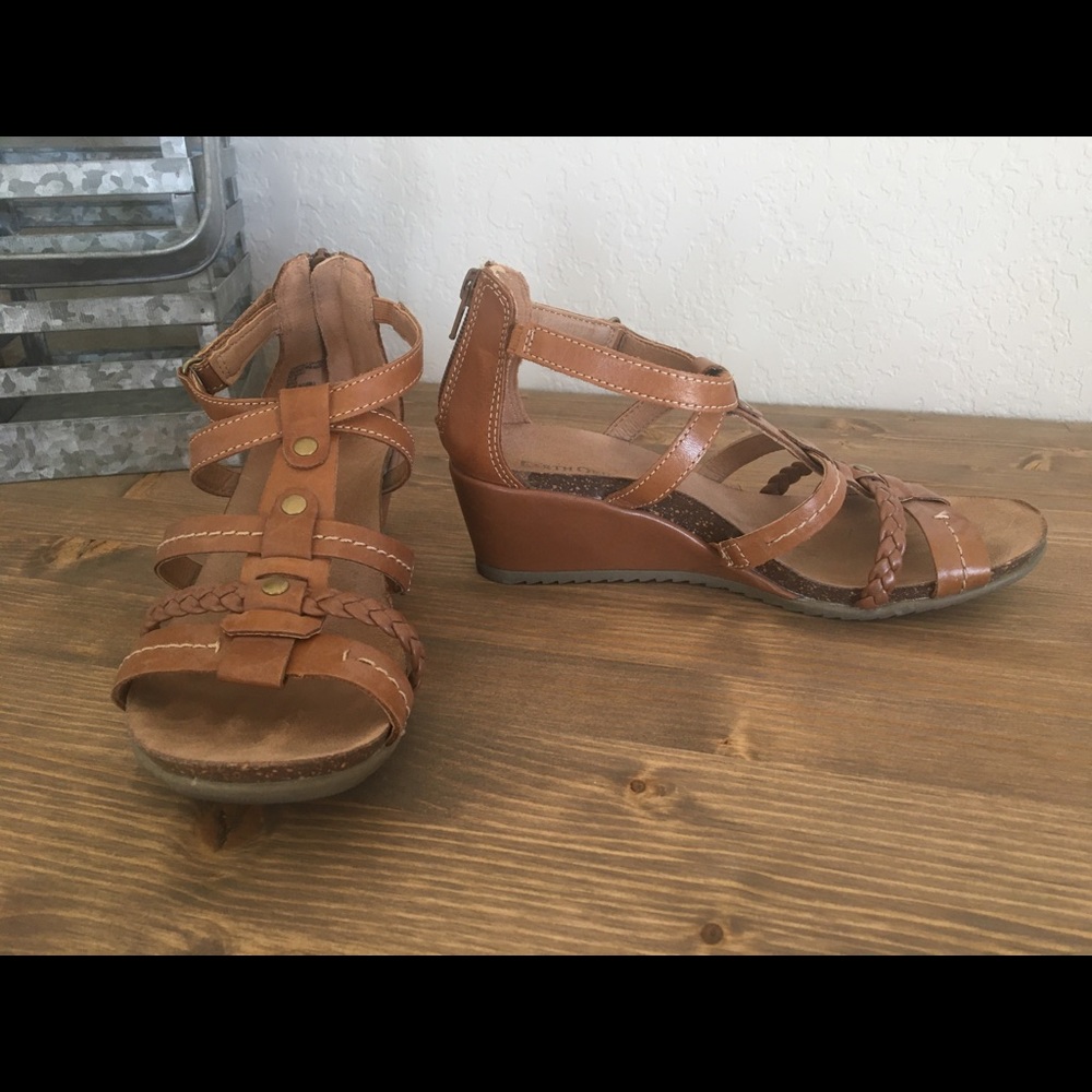 Earth Origins - wedge sandals - size 6.5